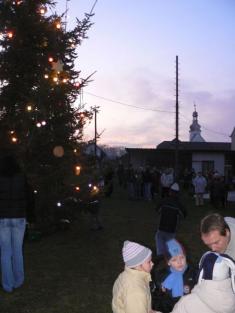 Vypouštění balónků a rozsvícení vánočního stromu
